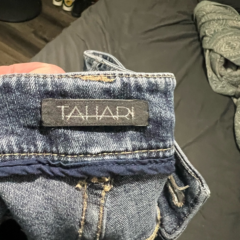 Sz 32 Tahari preloved Women's Blue Jeans - Picture 3 of 3